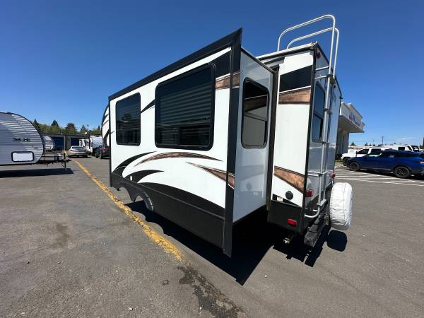 2018 PrimeTime Crusader LITE 26' 5th Wheel - OUTDOOR KITCHEN!! - $24,911 (MINT CONDITION!!)63470797638019123