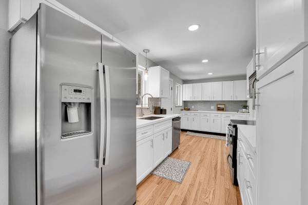 $810,000 / 4br - 1839ft2 - Updated Finishes on Quiet Cul-de-sac (Lakewood)63973503390466124