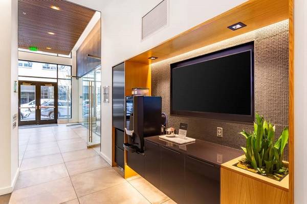 $2,870 / 2br - 1034ft2 - Our amenities can't be beat! Rooftop pool, clubroom, two gyms and more (Pearl District)64039058546307124