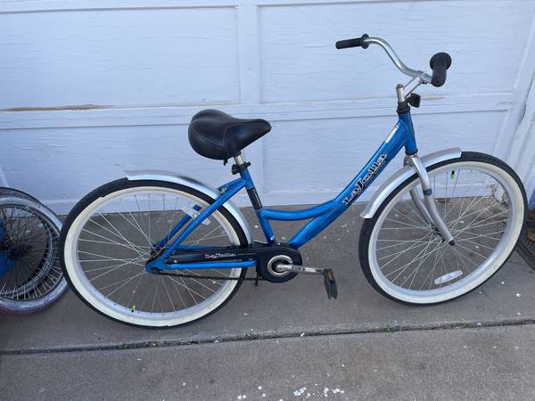 LaJolla Cruiser Bicycle - Whitesidewall Tires 1