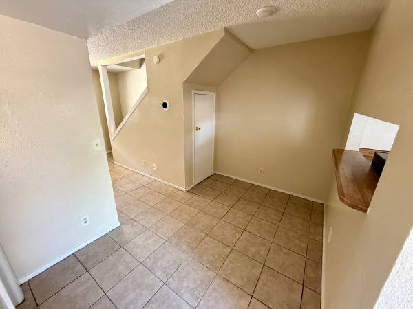 $1,350 / 2br - 900ft2 - Townhouse Style Apartment (Las Vegas)63859499260291123