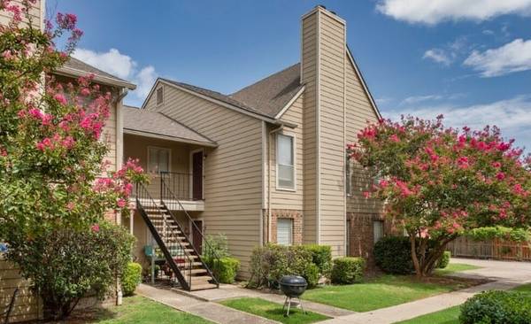 $1,321 / 2br - 950ft2 - Mantenimiento en el lugar, listo para cable, chimenea (707 W Buckingham Rd, Garland, TX)63867602503683121