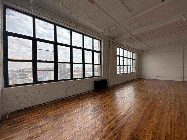 $2,600 / 900ft2 - ____LARGE COMMERCIAL LOFT _____13 CEILING____LARGE WINDOWS____ELEVATOR (WILLIAMSBURG right @ L train MORGAN STOP____________________)63854481924483120