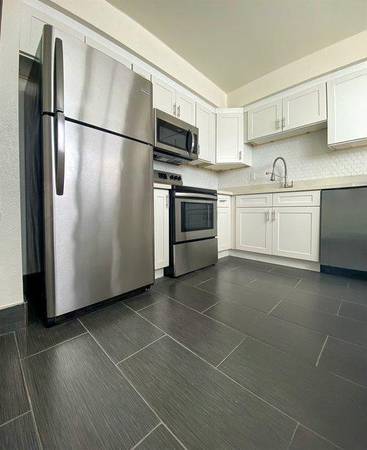 $2,950 / 2br - 1016ft2 - 1060 sq ft Two Bedroom Unit Available Now (Valley Village)63701204576259123