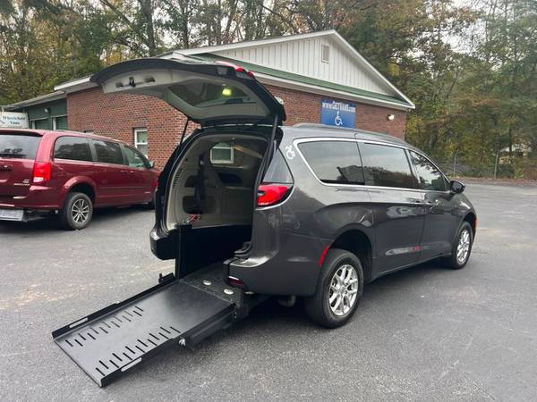 2022 *Chrysler* *Pacifica* *Touring* L handicap wheelchair access rear - $49,900 (Chrysler Pacifica)63620340957057121