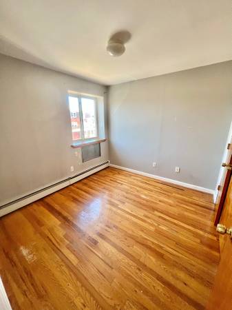 $1,800 / 1br - Marble Floors,Very Good Condition,Near Kissena Park,Pet OHablo Español (Flushing)63854193618433122