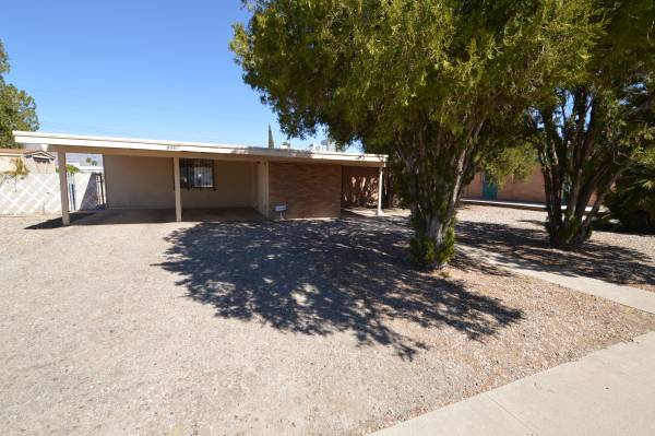 $1,600 / 3br - 1526ft2 - **Hogar hermosamente remodelado en Carriage Hill!** (7961 E Hawthorne Street)63675013890817120