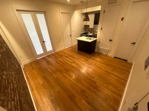 $3,000 / 2br - Hermoso 2br en excelente ubicación | Reformado, soleado, ladrillo visto (Bushwick @ Halsey St J Subway)63684762987011121