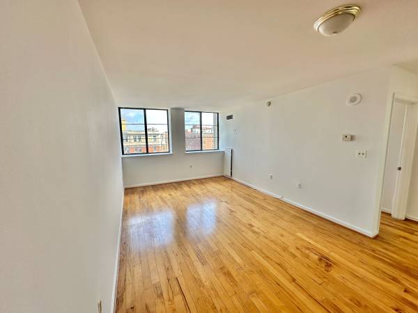 $2,895 / 1br - 780ft2 - Fantastic Thomas Circle 1 Bed w/Den-Office-Additional Sleeping Area (Thomas Circle (Dupont/Logan Area))63822293197699121