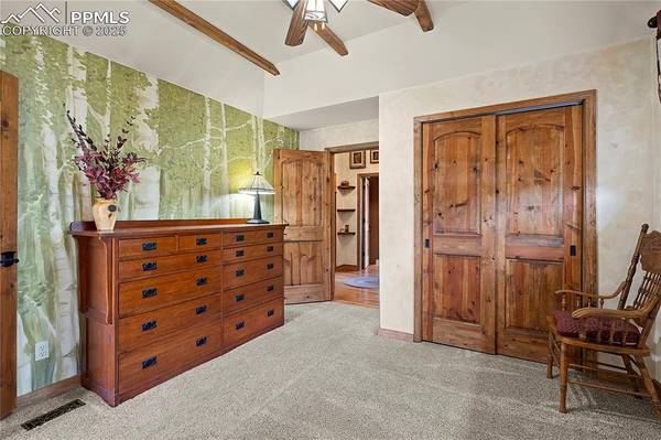 $1,600 / 2br - 1614ft2 - Lodge-Style 2BR Near Bear Creek Nature Center, 1,614 sqft (Old Colorado City)63687101623939123