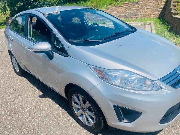2013 Ford Fiesta sedán de 4 puertas - ESPECIAL PARA MECÁNICOS, AIRE ACONDICIONADO NO FUNCIONAL, 128 mil millas - $4,49563499675120515124