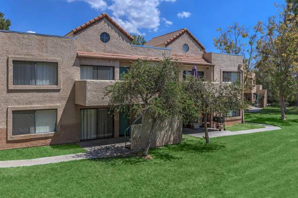 $2,399 / 2br - 945ft2 - Range and Oven, Oak Cabinets, Balcony/Patio (Santa Clarita)63876483926915122