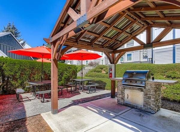 $1,535 / 1br - 705ft2 - Finally: A Place Where You Can Hog The Remote Guilt-Free (Clackamas, OR)63831466654209121