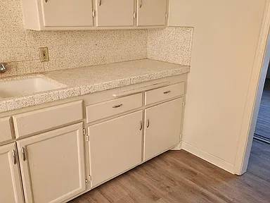 SPACIOUS 2BR/1BA DUPLEX | GARAGE | FRONT & BACK YARD. 1