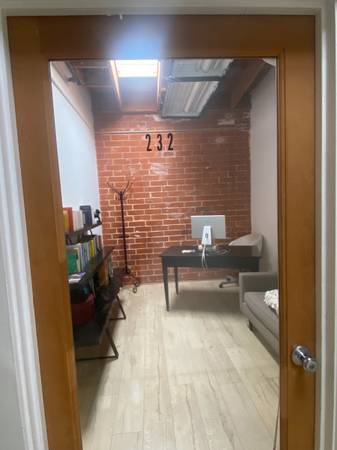 $695 / 200ft2 - Charming Interior Brick, Bright Sky Light (Santa Monica)63840114462465121