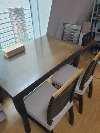 Kitchen table + 4 chairs & 2 Bar Stools 1