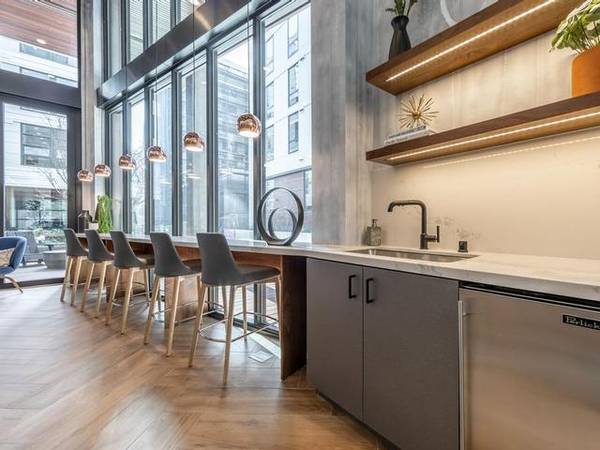 $2,437 / 1br - 586ft2 - Estudio con techos abovedados, patio lateral al jardín y ¡4 semanas gratis!63688531868801122