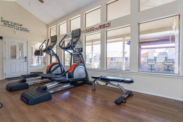 $899 / 1br - 630ft2 - Autumn Vibes & Apartment Goals at Bedford Oaks (1400 Shady Ln, Bedford, TX)63796578709763124