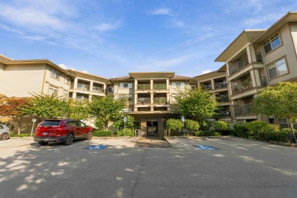 REDUCED! Beautiful 1 Bed & Den - 3rd Floor Unit with Balcony -URBANO 1