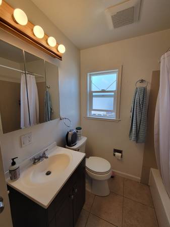 $900 / 3br - 140ft2 - Newark private bedroom in a single family house (fremont / union city / newark)63847325515905124