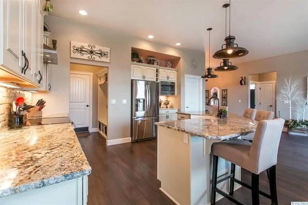 $548,900 / 3br - 1987ft2 - BEAUTIFUL CUSTOME HOME IN CANYON RANCH COMMUNITY (KENNEWICK WA.)64036705998722124