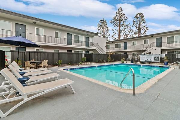 $2,940 / 2br - 950ft2 - 2-Toned Upgraded Cabinetry, Walk-in Closets, Swimming Pools (Serra Mesa)63865931015041124