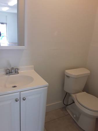 $795 / 270ft2 - Oficina Pequeña o Espacio de Servicio en S Broadway (Englewood)64150942580353124