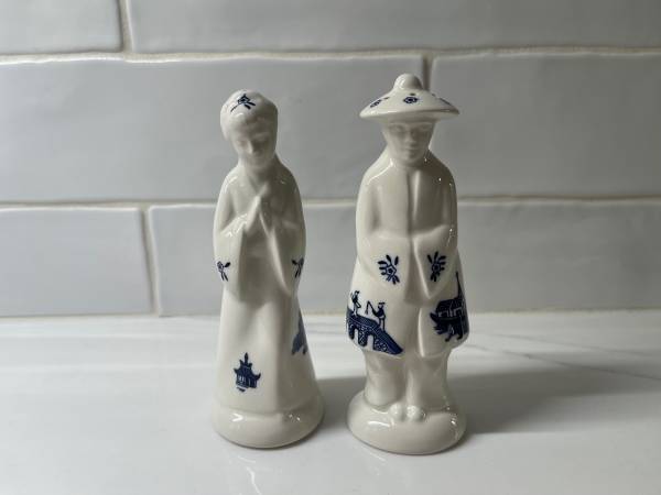 Blue Willow Salt & Pepper Shaker Set Man Woman 1