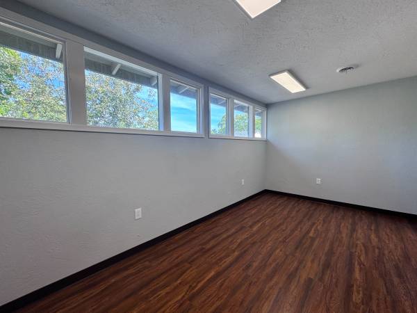$1,475 / 1100ft2 - Prime West Redding Office or Aesthetic Space (Redding, CA)63972532517890123