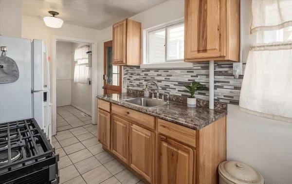 $1,080 / 1br - 600ft2 - El patio trasero tiene acceso desde el callejón y un cobertizo para almacenamiento adicional (Cheyenne)63829581630083124
