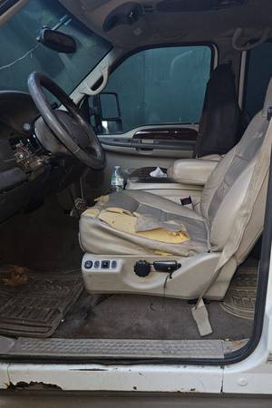 MUST GO TODAY 2001 Excursion 200k miles runs strong - $2,200 (midwood)63469911283843122