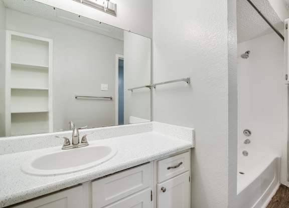 $950 / 1br - 612ft2 - Aire acondicionado y calefacción central, centro de fitness las 24 horas, cable listo (1400 Esters Rd, Irving, TX)63846411210113122