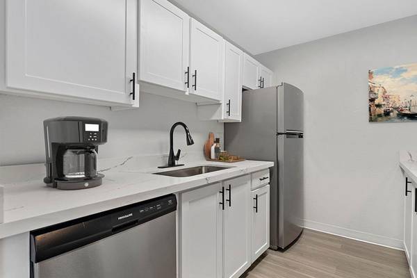 $1,627 / 2br - 989ft2 - Fitness Center, Wood-burning Fireplaces, Private Balcony/Patio (Kent)63850756026883124