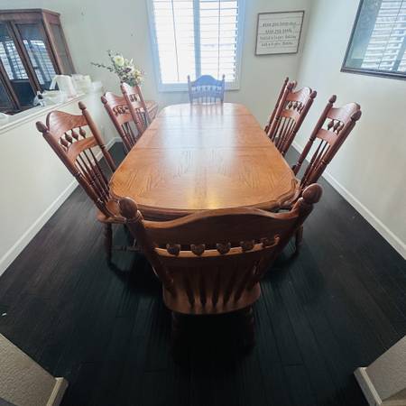 Solid oak expandable dining table and 8 chairs 1