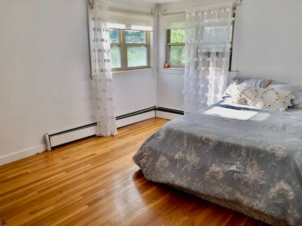 $1,200 / 5br - 144ft2 - Female tenant for spacious bedroom in Newton house - all utils include (Newton Center)63931250109571121