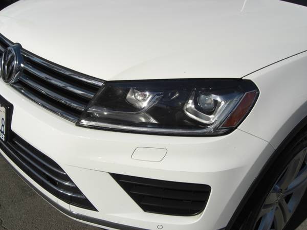 2016 VW Touareg VR6 Exec Pack nav awd pana roof white/black records - $10,999 (Escondido)63470054783107124