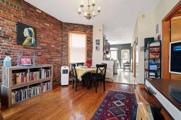 $3,650 / 2br - 1000ft2 - 1000 sq ft, Brick, Hdwd flrs, Gas lit Baldwin st. , Near T (Charlestown)63655366445315123