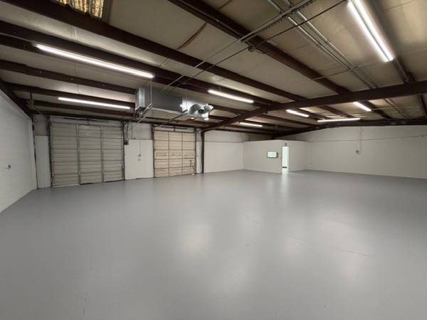 $1,930 / 2400ft2 - OFFICE/ WAREHOUSE COMMERCIAL SUITE AVAILABLE IN DURHAM (Durham)64204223550337121