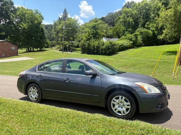 2012 Nissan Altima *Cold Air and Smooth Ride* - $3,900 (knoxville tn)63625105699971121