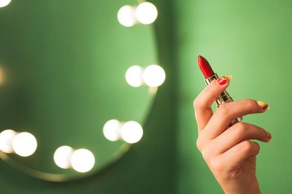 Best Lipsticks for Diwali: Shades That Steal the Spotlight 1
