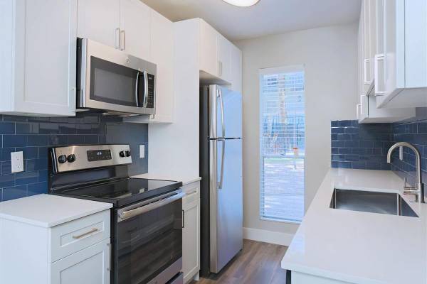 $1,500 / 2br - 950ft2 - Refrigerator, Ceiling Fans, All-electric Kitchen, Tile Backsplash (Phoenix)64024995822723124