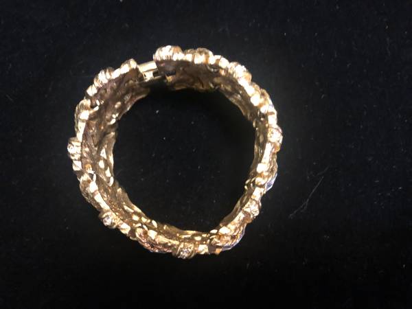 Pulsera gruesa de estilo vintage con diamantes de imitación y tono dorado - $52 (Upper East Side)63471259813633121