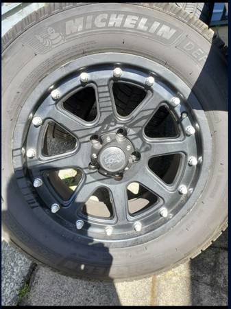 Chevy GMC Dodge aro 18 pulgadas 5 agujeros y neumáticos - $950 (Tacoma)63471419258113124