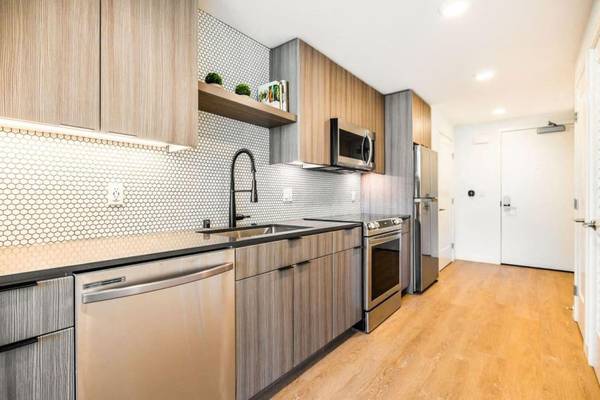 $2,331 / 2br - 777ft2 - Effortless Downtown Living-2 BR with Luxe Finishes & BBQ Patio (oakland downtown)63850427158403122