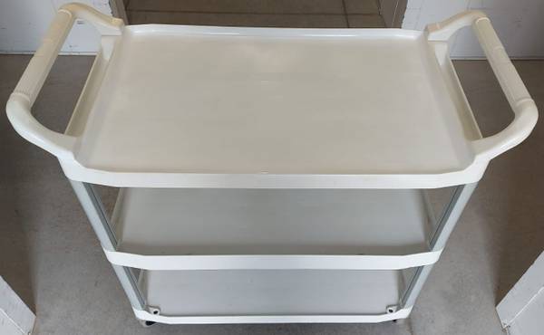 RUBBERMAID 3-SHELF ROLLING SERVICE CART 1