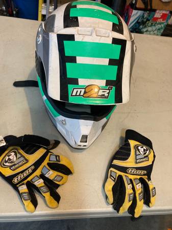 DIRT BIKE HELMET WITH GLOVES NICE CONDITION 1