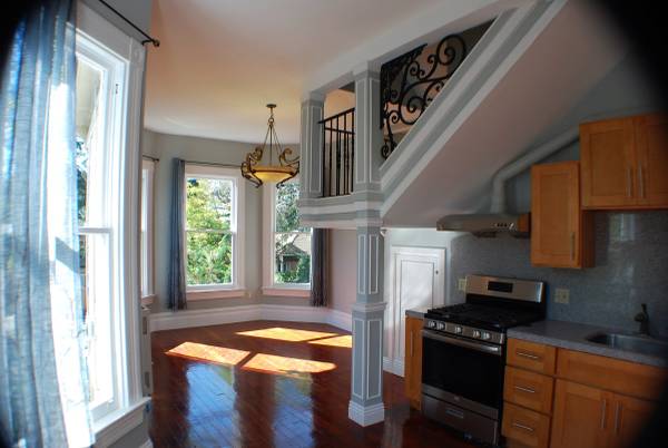 In the Safe and popular neighborhood of "Gourmet Ghetto" 1