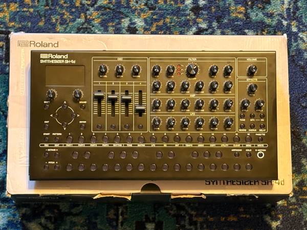 Roland SH-4D 1