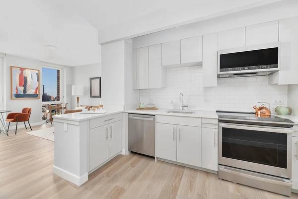 $6,400 / 3br - 1 Stop from Midtown Manhattan! Conv 3 Bed 2 Bath with city views! (Long Island City)63788384800515121