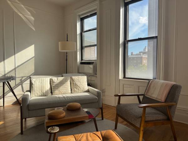 $2,985 / 2br - 1000ft2 - $2,985 Sunny 2BR UWS 5 min to 1/B/C RENT-STABILIZED, LEASE TAKEOVER (Upper West Side)63854481989121120